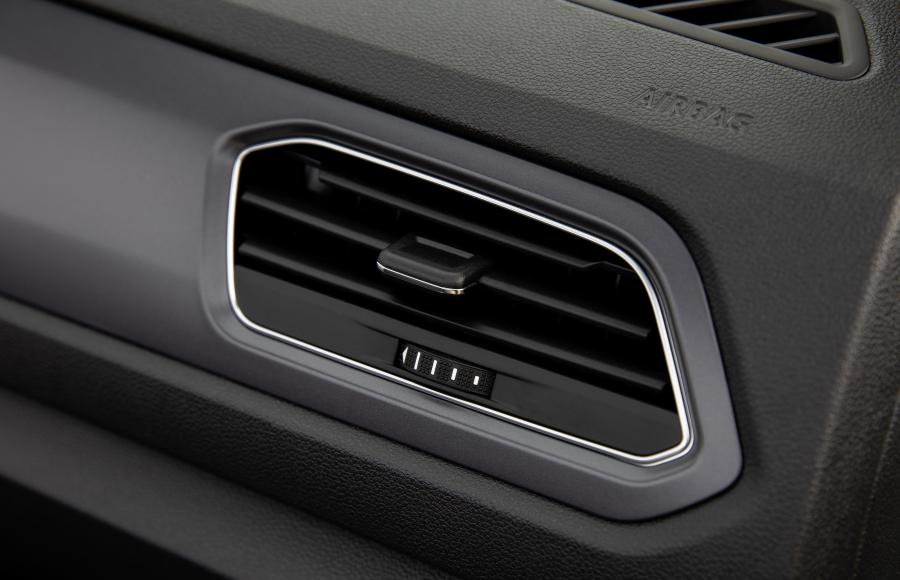 Детали интерьера Volkswagen T-Roc Cabriolet R-Line 2019 года  (WW) (фото 129 из 137)